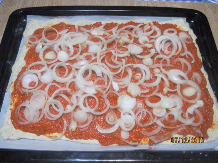 Pizza aux oignons poivrons thon et parmesan