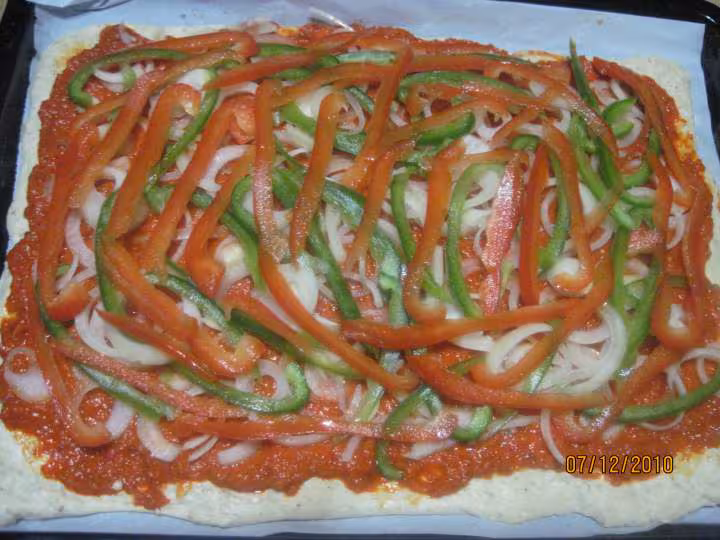 Pizza aux oignons poivrons thon et parmesan