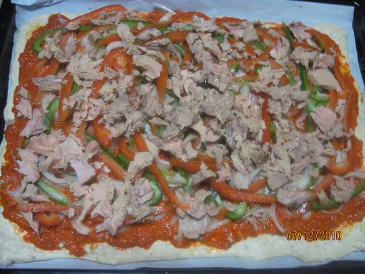 Pizza aux oignons poivrons thon et parmesan