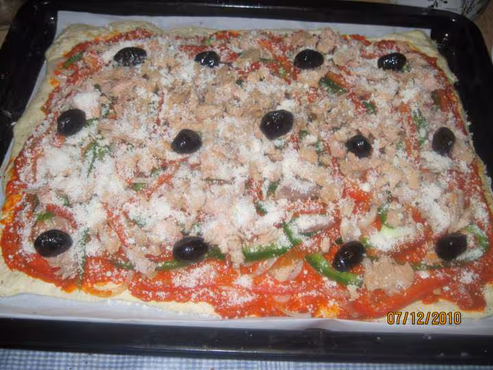Pizza aux oignons poivrons thon et parmesan