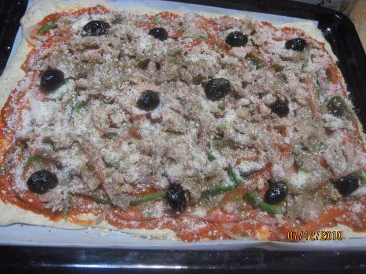 Pizza aux oignons poivrons thon et parmesan