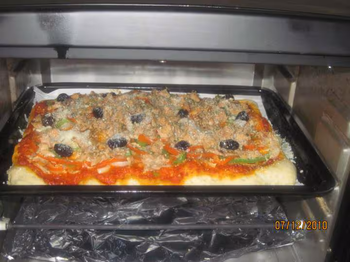 Pizza aux oignons poivrons thon et parmesan