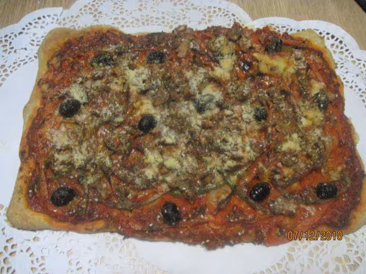Pizza aux oignons poivrons thon et parmesan