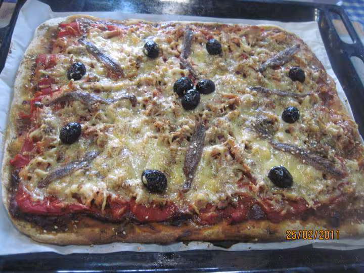 Pizza aux poivrons thon anchois gruyere rape