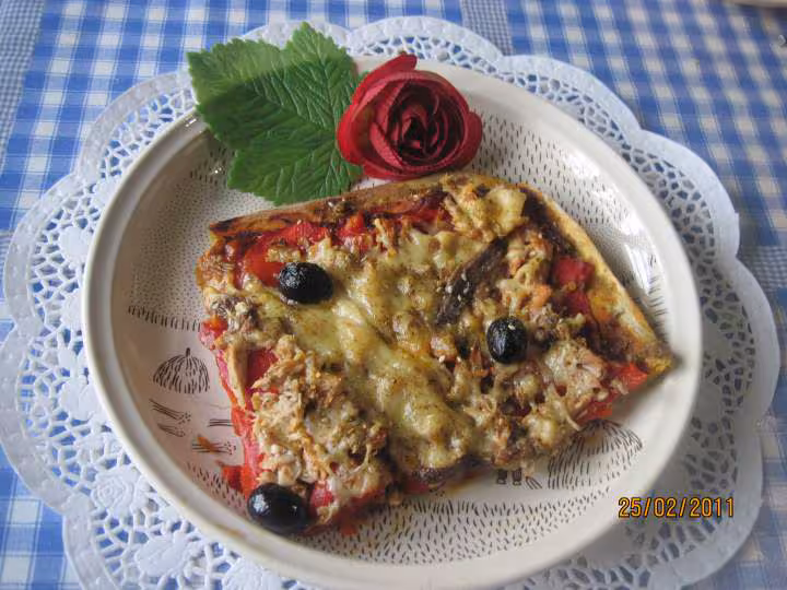 Pizza aux poivrons thon anchois gruyere rape