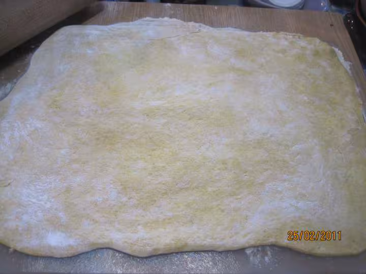 Pizza aux poivrons thon anchois gruyere rape