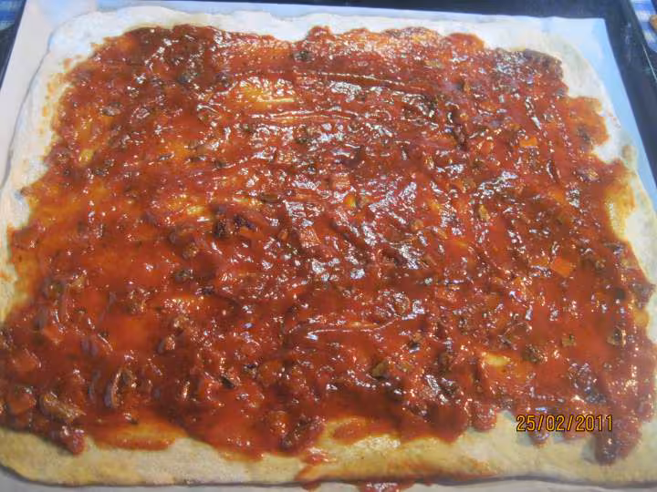 Pizza aux poivrons thon anchois gruyere rape