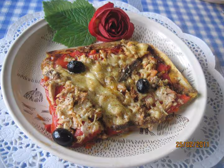 Pizza aux poivrons thon anchois gruyere rape