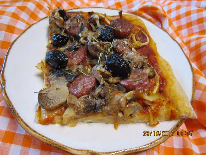 Pizza aux saucisses de toulouse et champignons