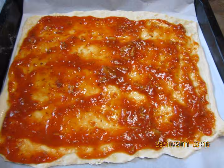 Pizza aux saucisses de toulouse et champignons