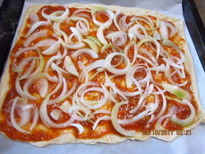 Pizza aux saucisses de toulouse et champignons