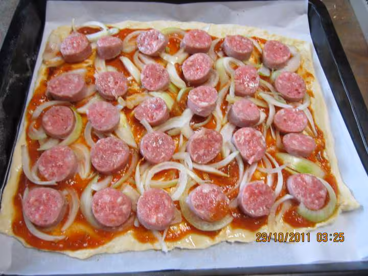 Pizza aux saucisses de toulouse et champignons