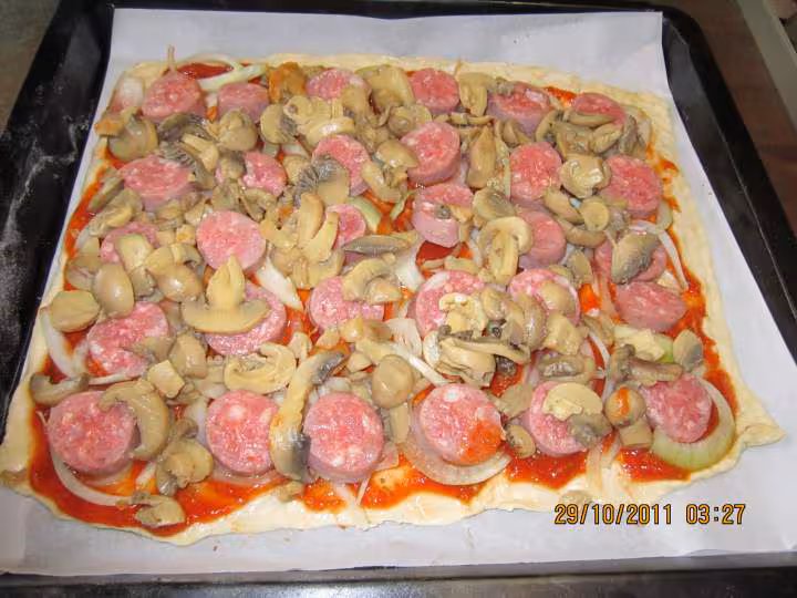 Pizza aux saucisses de toulouse et champignons
