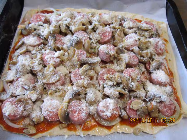 Pizza aux saucisses de toulouse et champignons