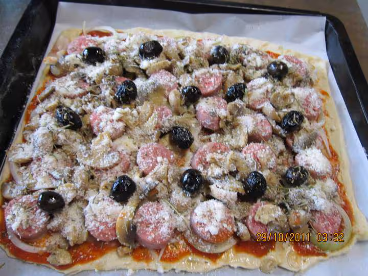 Pizza aux saucisses de toulouse et champignons