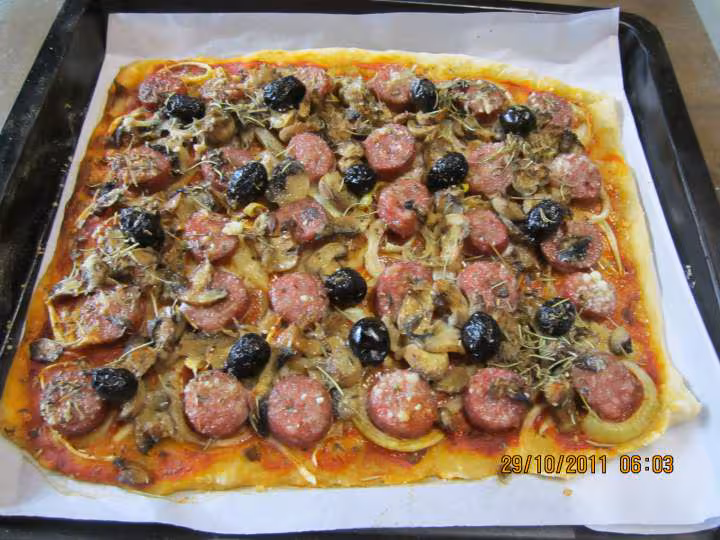 Pizza aux saucisses de toulouse et champignons