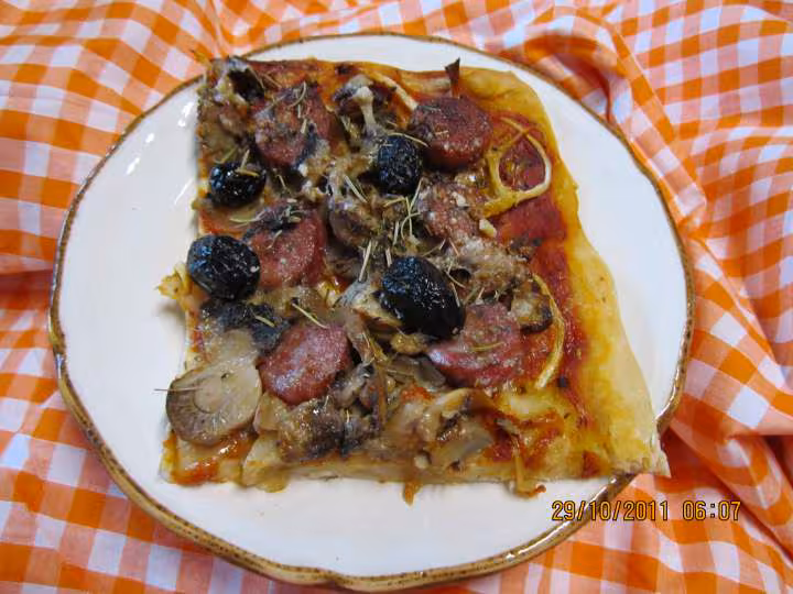 Pizza aux saucisses de toulouse et champignons
