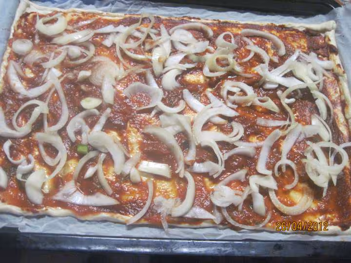 Pizza aux saucisses de toulouse poivrons
