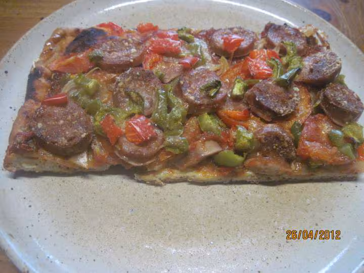Pizza aux saucisses de toulouse poivrons