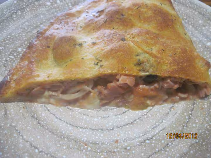 Pizza calzone aux oignons et jambon