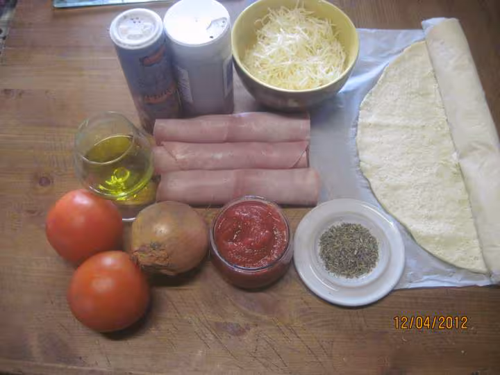 Pizza calzone aux oignons et jambon