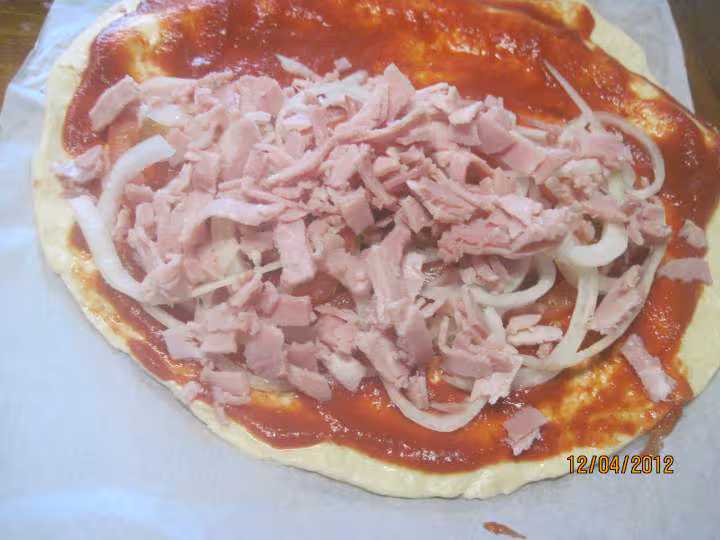 Pizza calzone aux oignons et jambon