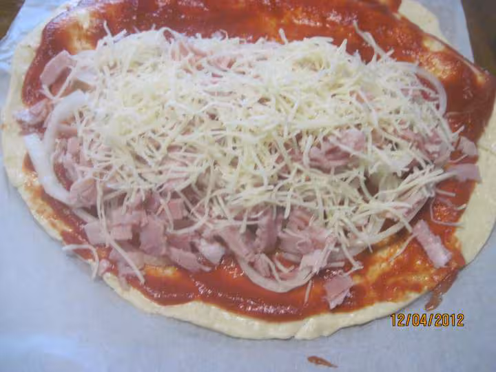 Pizza calzone aux oignons et jambon