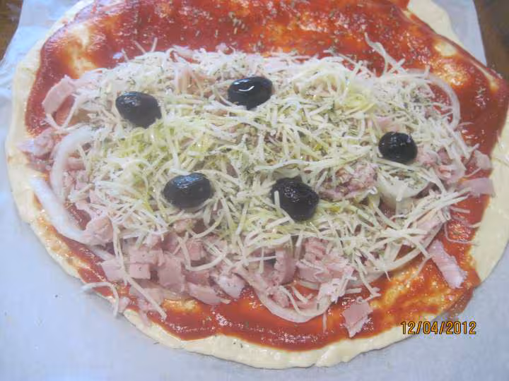 Pizza calzone aux oignons et jambon