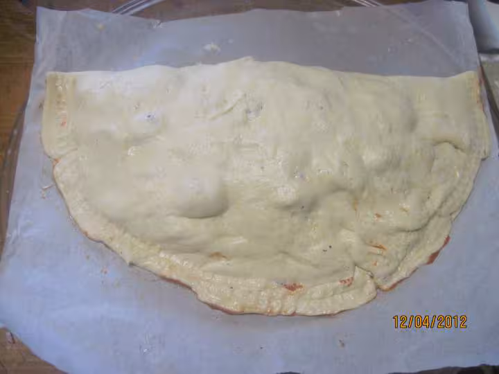 Pizza calzone aux oignons et jambon