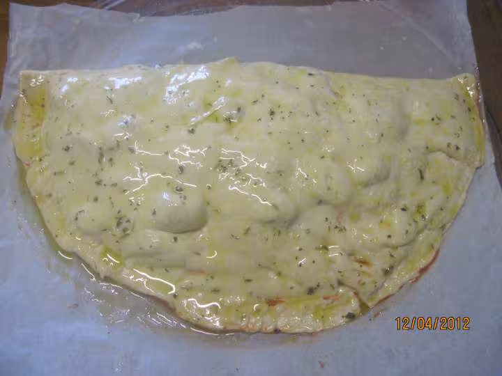 Pizza calzone aux oignons et jambon