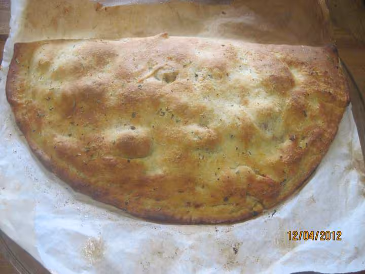 Pizza calzone aux oignons et jambon