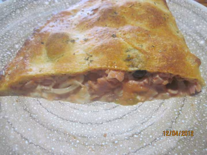 Pizza calzone aux oignons et jambon