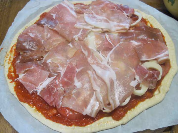Pizza de coeurs de palmiers et jambon cru