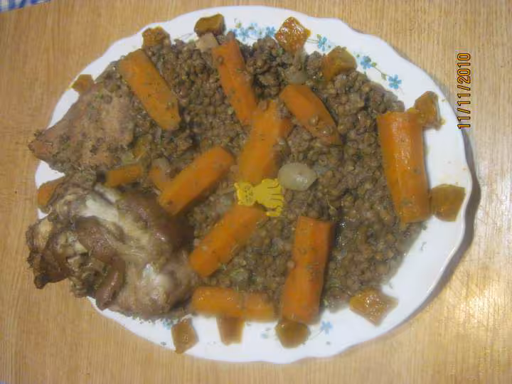 Plat de lentilles carottes amp viande de porc