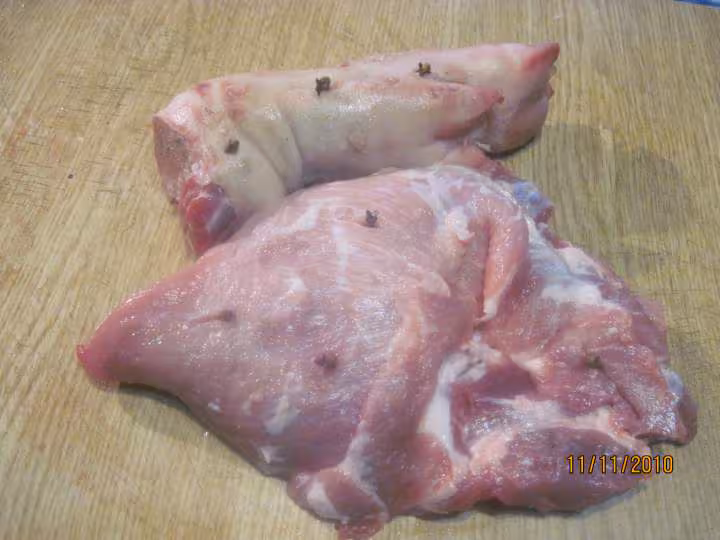 Plat de lentilles carottes cuisinees a la viande de porc