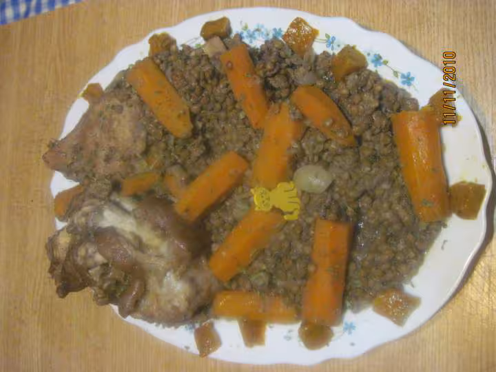 Plat de lentilles carottes cuisinees a la viande de porc