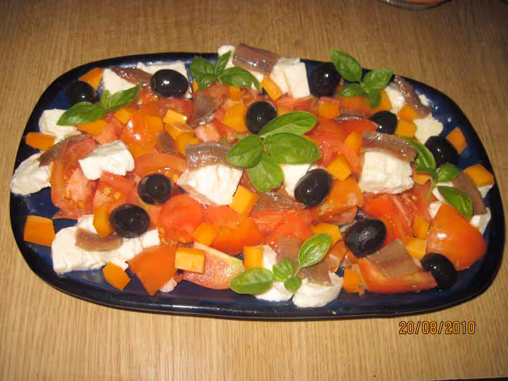 Plat fraicheur au tomates fromage et basilic