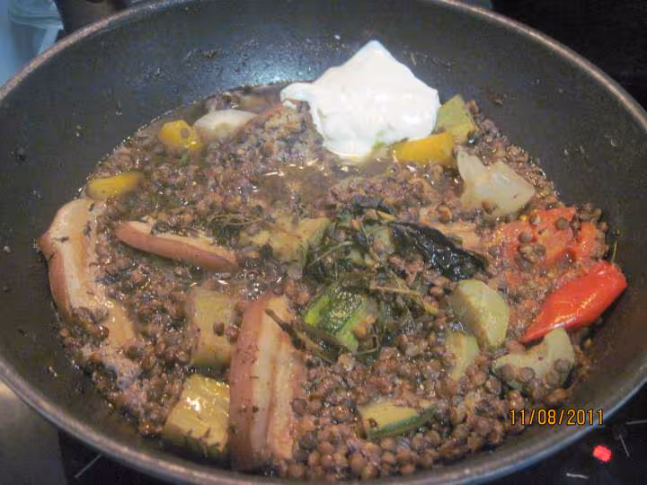 Poitrine de porc aux lentilles a la creme fraiche