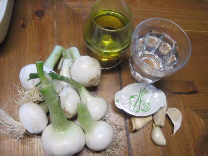 Poulet aux petits oignons blancs nouveaux