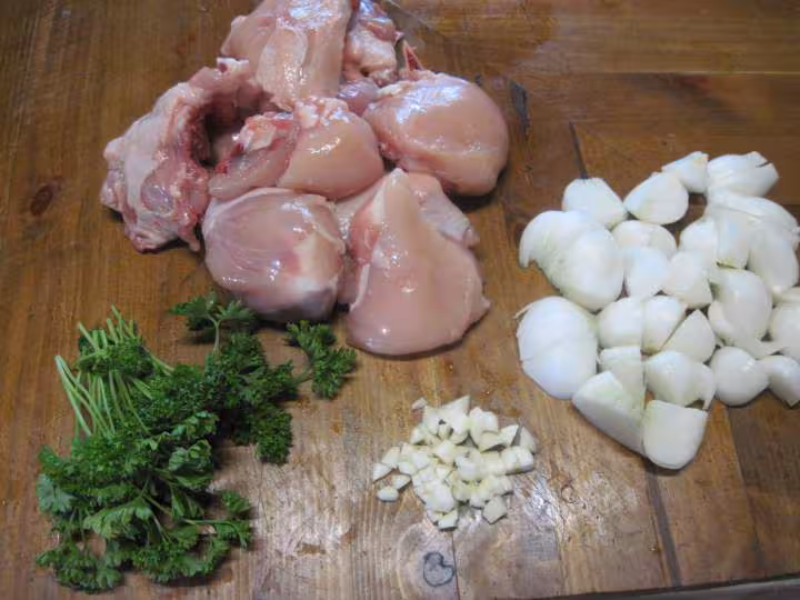 Poulet aux petits oignons blancs nouveaux