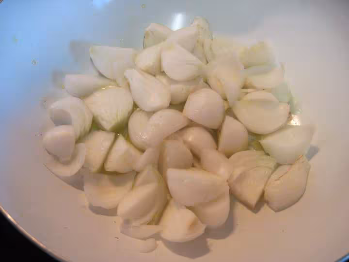 Poulet aux petits oignons blancs nouveaux