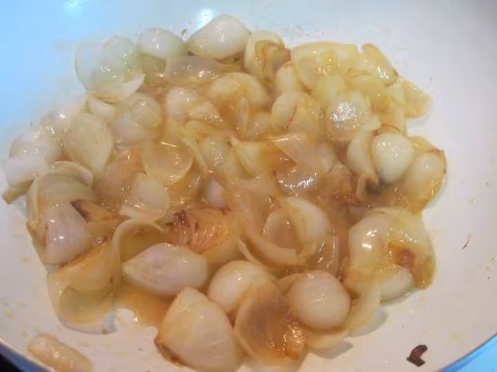 Poulet aux petits oignons blancs nouveaux