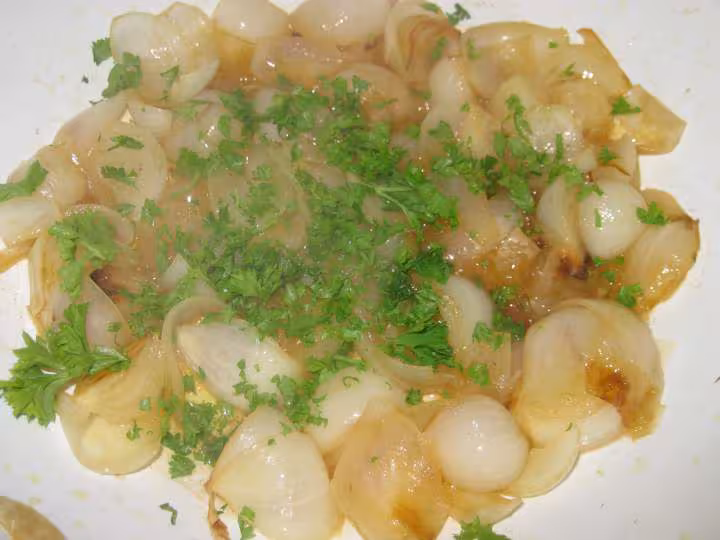 Poulet aux petits oignons blancs nouveaux