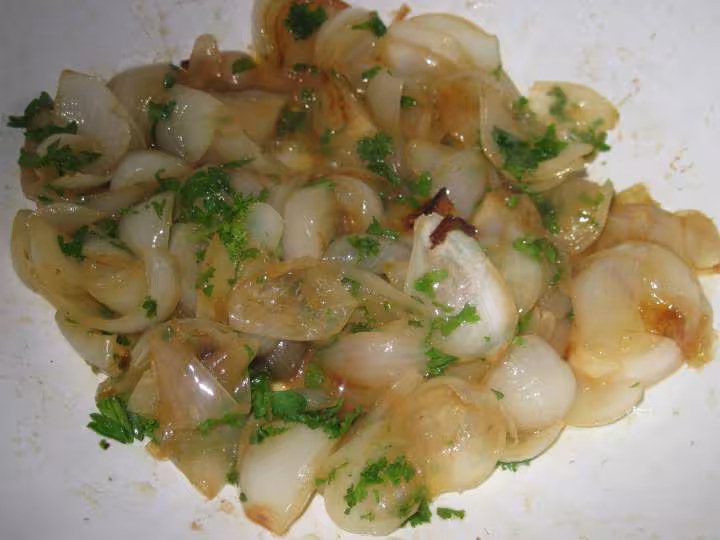 Poulet aux petits oignons blancs nouveaux