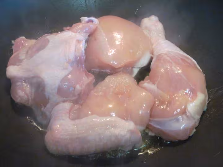Poulet aux petits oignons blancs nouveaux