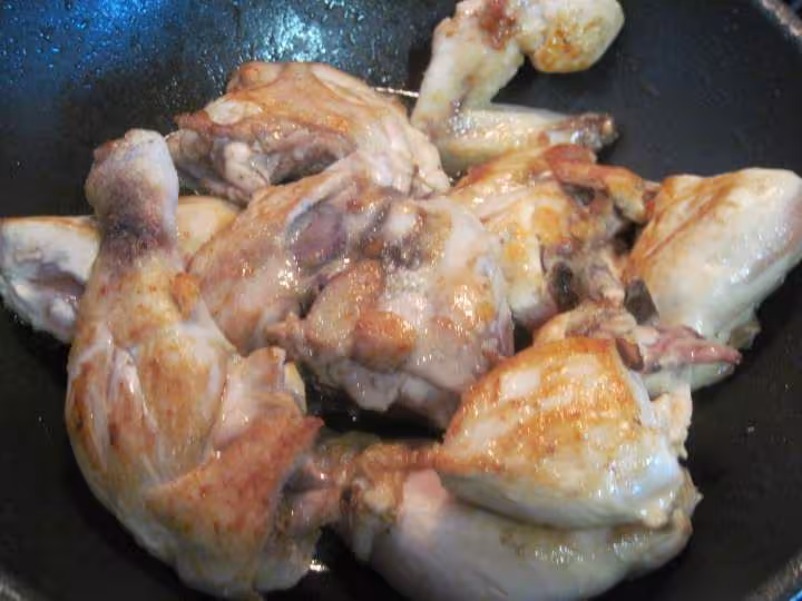 Poulet aux petits oignons blancs nouveaux