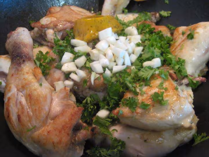 Poulet aux petits oignons blancs nouveaux