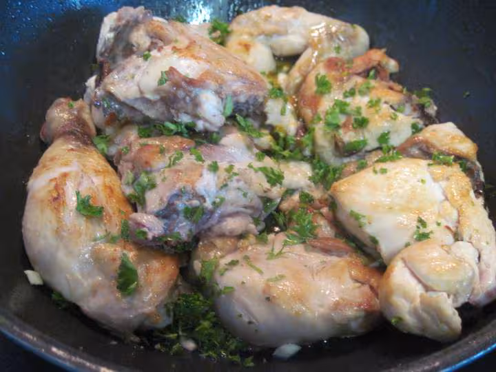 Poulet aux petits oignons blancs nouveaux