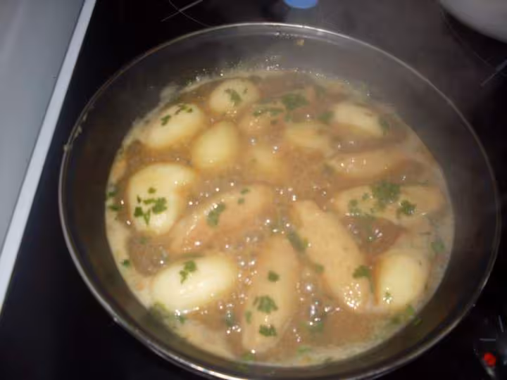 Quenelles p de terre en sauce