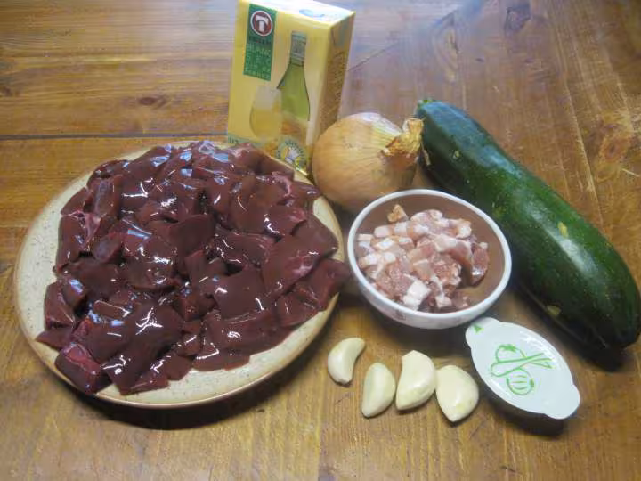 Rognons de porc au courgette en sauce de vin blanc